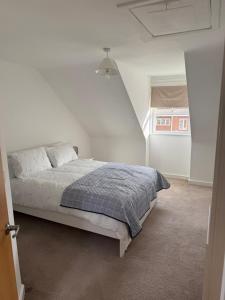 Modern 3-Bedroom Home 3 Minutes from Biggin Hill Airport - Secure Gated Community