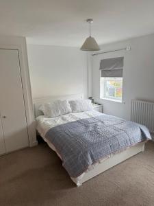 Modern 3-Bedroom Home 3 Minutes from Biggin Hill Airport - Secure Gated Community