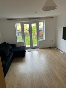 Modern 3-Bedroom Home 3 Minutes from Biggin Hill Airport - Secure Gated Community