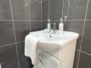 The Dock, South Shields 2 bedrooms sleeps 5 long stay and contractor rates welcome