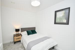 Modern 3BR & 2BA with Free Parking, Manchester M4