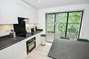 Modern 3BR & 2BA with Free Parking, Manchester M4