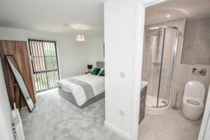 Modern 3BR & 2BA with Free Parking, Manchester M4