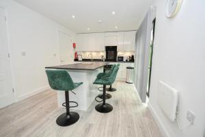 Modern 3BR & 2BA with Free Parking, Manchester M4