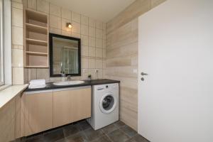 LL Properties - H81 Downtown Apartment With a View