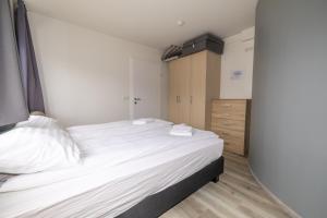 LL Properties - H81 Downtown Apartment With a View