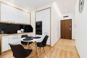 Rakowicka Modern Apartment with Bathtub By Noclegi Renters