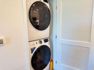 Stunning Haven with Pool Gym Parking Close to Disneyland