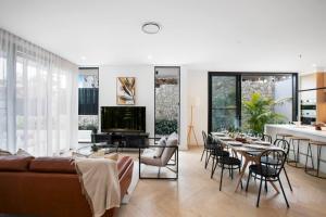 Stylish Coastal Retreat Near Cronulla Beach