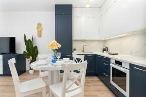 Unique 1 Bedroom Apartment with Parking and Gym Access by Noclegi Renters