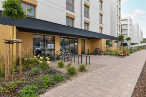 Unique 1 Bedroom Apartment with Parking and Gym Access by Noclegi Renters