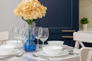 Unique 1 Bedroom Apartment with Parking and Gym Access by Noclegi Renters