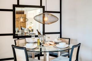 Chic 2bed in Camps Bay w Sea Views Bayview Rise