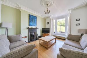 Fabulous seafront house with free parking