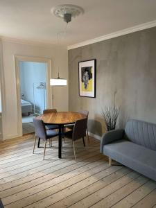 Amazing Lakeside 2BR Apartment