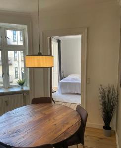 Amazing Lakeside 2BR Apartment