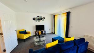 Spacious Ground Floor 2-Bed Flat - Patio, Parking - By Habitats