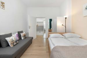 Five Bedroom Apartment for 12 in Gdańsk Center with Desk and Balcony by Noclegi Renters