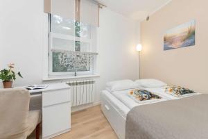 Five Bedroom Apartment for 12 in Gdańsk Center with Desk and Balcony by Noclegi Renters