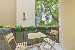 Five Bedroom Apartment for 12 in Gdańsk Center with Desk and Balcony by Noclegi Renters