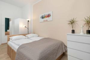 Five Bedroom Apartment for 12 in Gdańsk Center with Desk and Balcony by Noclegi Renters