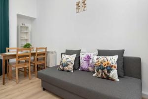 Five Bedroom Apartment for 12 in Gdańsk Center with Desk and Balcony by Noclegi Renters