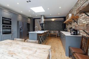 Spacious 5 Bedroom Home with Garden in Tooting
