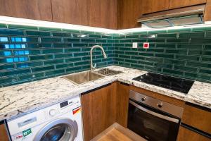 Stylish 2BR Balcony Palm Jumeirah Views