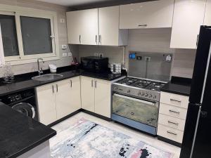 A Luxury Hotel Appartment at NEW GIZA Imperial Compound قريبة جدا للمتحف المصري الجديد