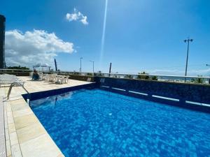 Apartamento com varanda e vista para o mar, em frente à praia de Caiobá