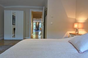 Zentrale Whg Nähe der Alster mit Parkplatz