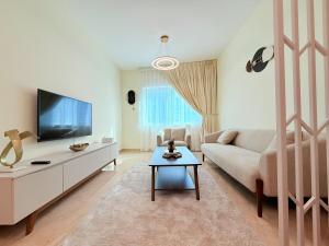 Mahenti - 1BR in Dubai Marina - Near Metro & Tram