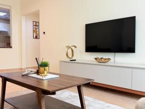 Mahenti - 1BR in Dubai Marina - Near Metro & Tram