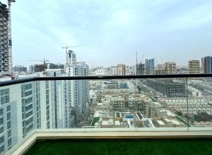 Mahenti - Sunlit Spacious Apartment in JVC