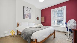 Spacious 3 Bedroom Flat in Kingston Town!