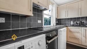 Spacious 3 Bedroom Flat in Kingston Town!