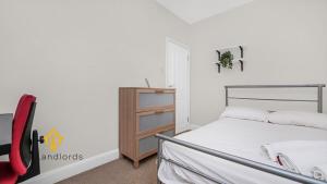 Spacious 3 Bedroom Flat in Kingston Town!