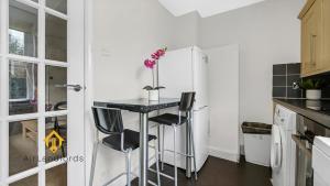 Spacious 3 Bedroom Flat in Kingston Town!