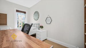 Spacious 3 Bedroom Flat in Kingston Town!