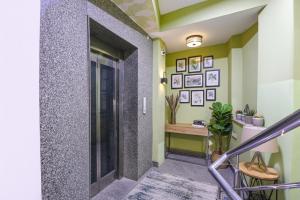 Via Jeet Stays - Near Dilshad Garden Metro Station