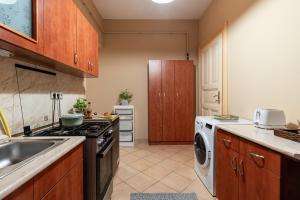 Central Quiet Near Everything