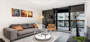 Elegant 2-Bedroom Luxury Apartment in Albert Park with Parking, Gym and Pool