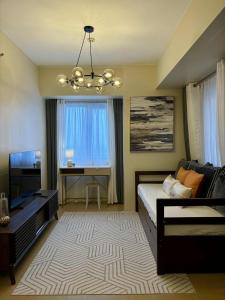 A Cozy and Spacious Condo in the Heart of Downtown