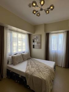 A Cozy and Spacious Condo in the Heart of Downtown