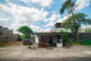 Halona Taraman Guest House by Yurooms