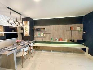 Private house in the city for Fam