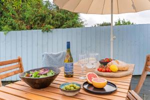 Stylish cottage with log burner & parking