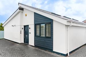 Stylish cottage with log burner & parking