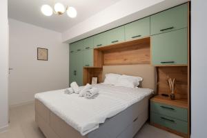 Central Penthouse 1112