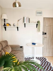 Cozyroom City Center Huai Khwang Suthisan MRT